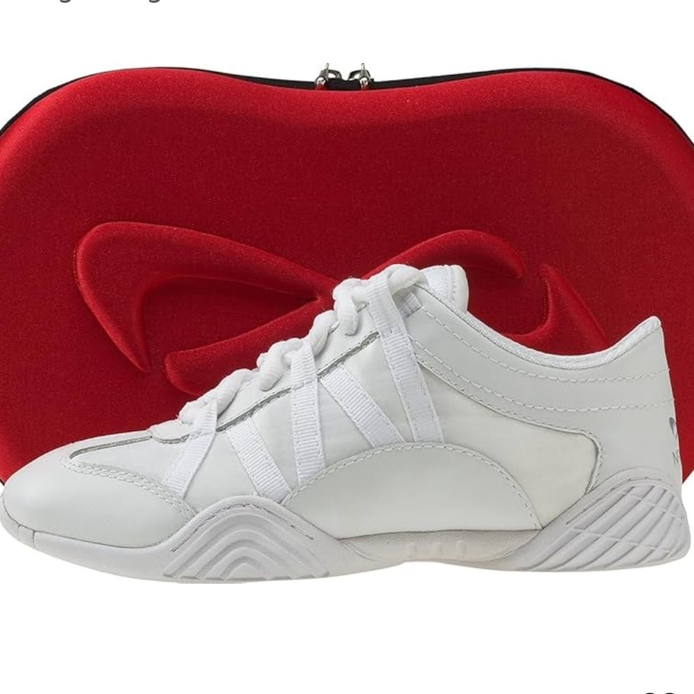 Nfinity Evolution White Cheer Shoes - NWT size 8